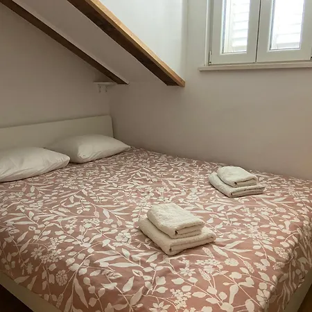 Rose Garden Apartment *